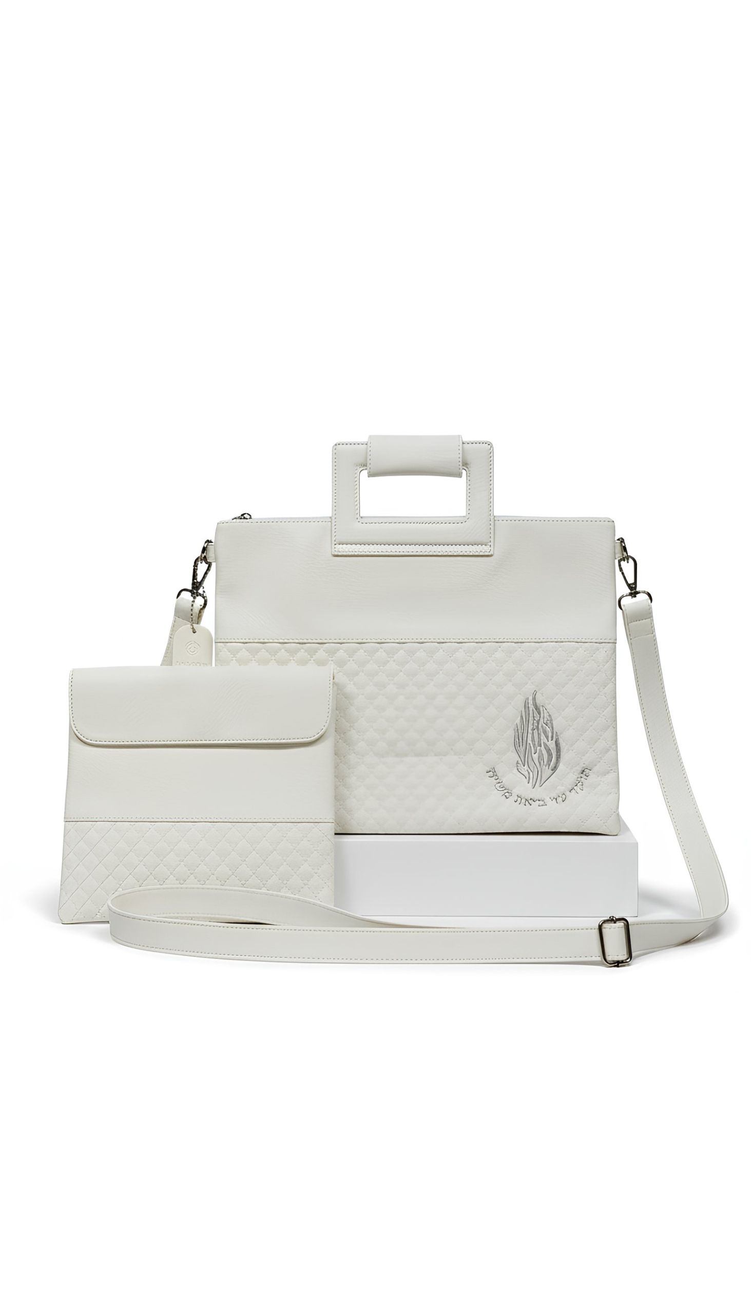 תיק טלית ותפילין יוקרתי דמוי עור לבן עם הטבעה מובלטת – “האש שלי”