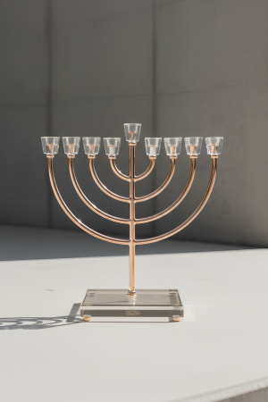 חנוכייה רוז גולד מהודרת עם קני קריסטל